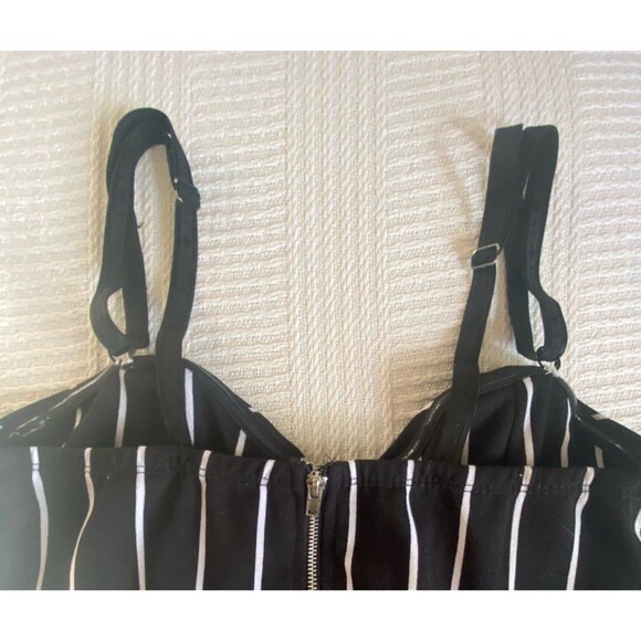 cute & classy black and white striped romper jumpsuit short wide leg cut NWOT - Picture 6 of 11